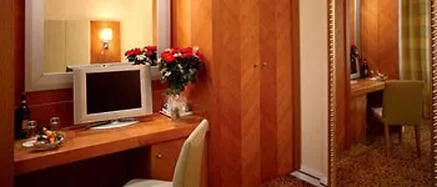 Suite Opera Rooms Rome 3*,